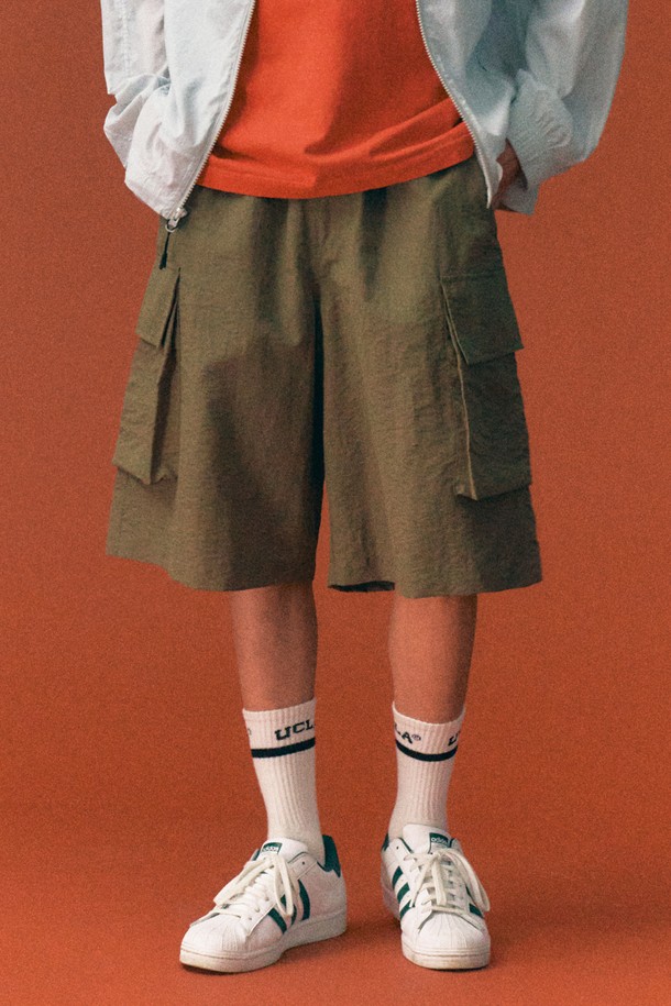 남녀공용 카고 포켓 버뮤다 팬츠[DK-BEIGE](UB4SP85_27)는 캐주얼한 무드의 베이지 컬러 버뮤다 팬츠입니다. 루즈핏으로 편안한 착용감을 선사하며, 봄, 여름 시즌에 적합합니다. 넉넉한 카고 포켓 디테일이 특징으로, 여행룩, 휴가룩, 캠핑룩 등 다양한 TPO에 활용 가능합니다. 미니멀, 워크웨어 스타일을 즐기는 분들께 추천하며, 데일리룩으로도 손색없는 아이템입니다.
