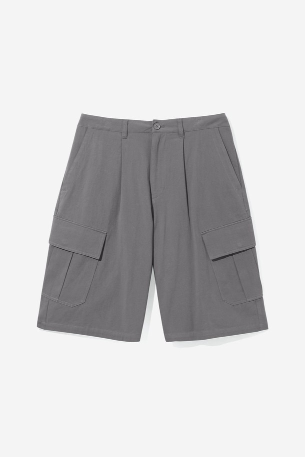 남녀공용 카고 포켓 버뮤다 팬츠[DK-KHAKI](UB4SP85_64)는 여름철 일상, 휴가, 여행 등 다양한 TPO에 활용하기 좋은 5부 기장의 캐주얼 팬츠입니다. 카키 컬러의 무지 디자인으로 미니멀하고 시티보이 스타일을 연출하기 용이하며, 레귤러 핏으로 편안한 착용감을 선사합니다. 넉넉한 수납을 돕는 카고 포켓 디테일이 특징이며, 밴딩 처리가 없는 디자인입니다.
