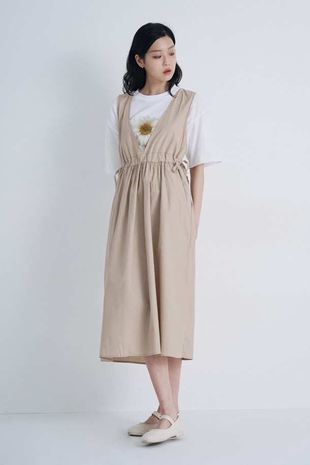 **여성 슬리브리스 브이넥 원피스(HB5OP51)**는 여름철 시원하게 즐길 수 있는 여성용 슬리브리스 원피스입니다. 가볍고 부드러운 면, 폴리에스터 혼방 소재로 제작되어 얇고 청량한 착용감을 선사하며, 베이직한 디자인과 무지 패턴으로 다양한 스타일 연출이 용이합니다. 베이지(BEIGE)와 블랙(BLACK) 두 가지 색상으로 출시되어, 데일리룩으로 편안하게 활용하거나 티셔츠나 블라우스와 레이어드하여 색다른 분위기를 연출할 수 있습니다.
