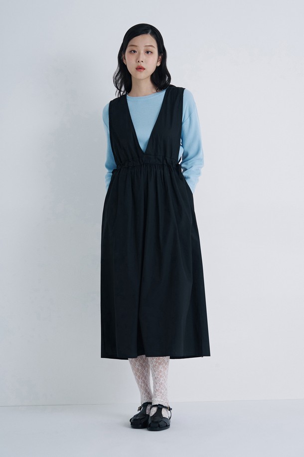 HB5OP51 여성 슬리브리스 브이넥 원피스는 면과 폴리에스터 혼방 소재로 제작되어 부드러운 촉감과 청량감을 선사합니다. 베이직하고 미니멀한 디자인에 블랙 컬러의 무지 패턴으로 어떤 스타일에도 쉽게 매치할 수 있으며, 컴포터블핏과 와이드핏으로 편안한 착용감을 제공합니다. 봄, 여름, 가을 시즌에 활용하기 좋으며, 밝은 컬러의 경우 비침이 있을 수 있습니다.
