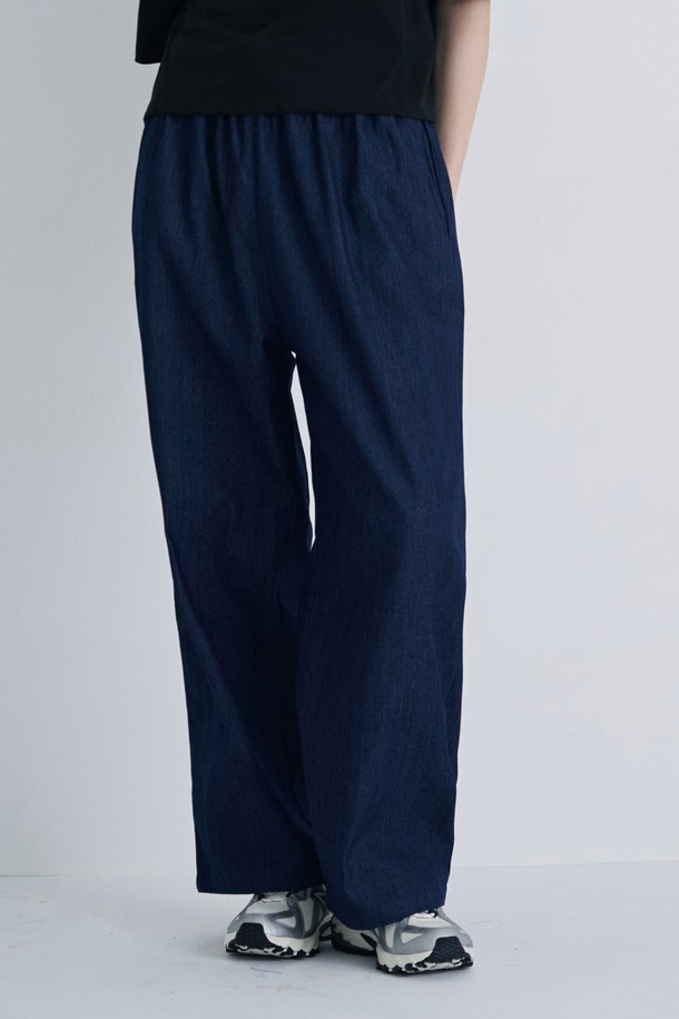 여성 데님 풀밴딩 와이드 팬츠(HB5DP52)는 편안함과 스타일을 모두 갖춘 베이직한 디자인의 바지입니다. DK-Indigo 컬러의 무지 데님으로, 봄, 여름, 가을, 계절에 걸쳐 활용할 수 있습니다. 허리 전체 밴딩 처리로 편안하게 착용 가능하며, 루즈핏 와이드 실루엣이 특징입니다. 가볍고 부드러운 면, 폴리우레탄 혼방 소재로 제작되어 활동성이 좋으며, 동네 마실룩이나 여행룩 등 캐주얼, 미니멀, 클래식 스타일로 연출하기 좋습니다.
