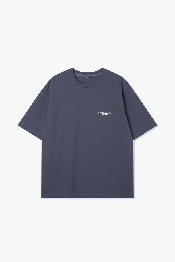 남성용 베이직 아트웍 반팔 티셔츠(HB5ST10)는 부드러운 면 소재로 제작되어 봄, 여름 시즌에 시원하고 편안하게 착용할 수 있습니다. 심플한 디자인과 미니멀한 스타일로 어떤 코디에도 잘 어울리며, 레귤러 핏과 라운드넥으로 편안한 착용감을 제공합니다. 네이비 컬러의 무지 반소매 티셔츠로, 일상에서 활용하기 좋은 베이직한 아이템입니다.
