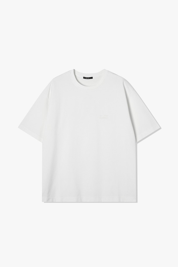 남성 베이직 아트웍 반팔 티셔츠(HB5ST10)는 부드러운 면 소재로 제작되어 봄, 여름철 얇고 편안하게 착용하기 좋습니다. 레귤러핏 라운드넥 디자인에 무지 패턴으로 어떤 스타일에도 매치하기 용이하며, 아트웍 디테일이 포인트를 더해줍니다. 일상복으로 활용하기 좋은 기본 아이템입니다.
