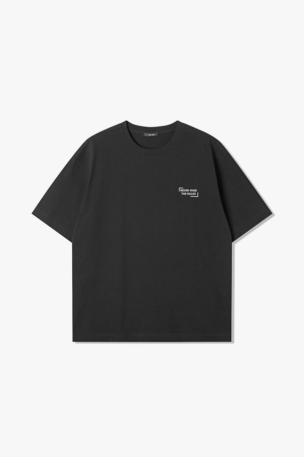 O-WHITE와 BLACK 두 가지 색상으로 출시된 남성용 싱글 프린트 반팔 티셔츠입니다. 16수 싱글 코튼 소재로 제작되어 부드러운 촉감을 선사하며, 봄, 여름, 가을 시즌에 착용하기 좋습니다. 앞뒤에 "NEVER MIND THE RULES" 프린팅이 돋보이는 레귤러핏 라운드넥 티셔츠로, 일상에서 베이직한 스타일을 연출하기에 제격입니다. 밝은 색상의 경우 약간의 비침이 있을 수 있으며, 신축성은 보통입니다.
