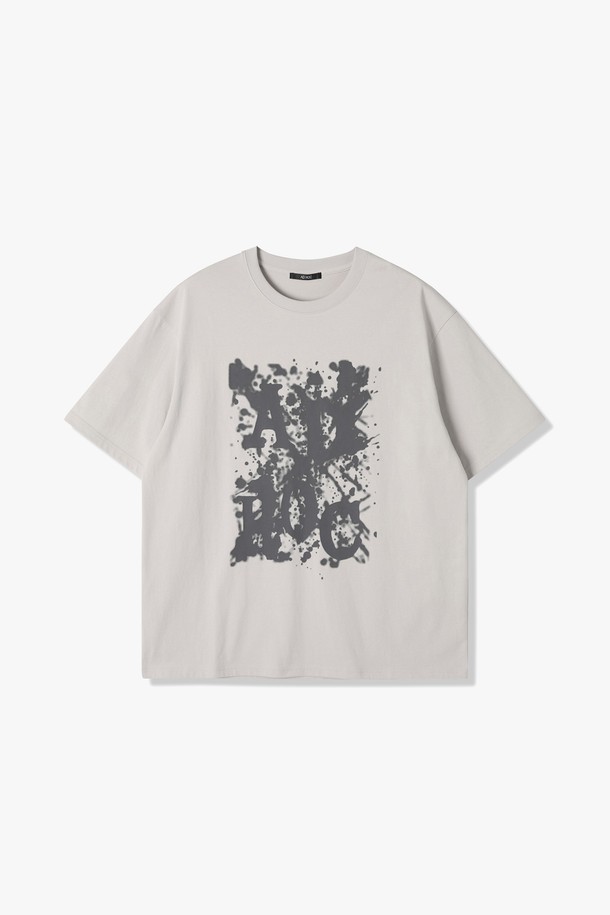 남성 베이직 물방울 아트웍 반팔 티셔츠(HB5ST16)는 면과 폴리에스테르 혼방 소재로 제작되어 부드러운 촉감과 적당한 두께감을 제공합니다. 봄, 여름 시즌에 적합하며 라운드넥, 레귤러핏 디자인에 물방울 패턴과 로고 디테일이 돋보입니다. 라이트베이지, 오프화이트, 블랙 세 가지 색상으로 만나볼 수 있으며, 신축성이 있어 편안하게 착용 가능하지만 밝은 색상은 비침이 있을 수 있습니다.
