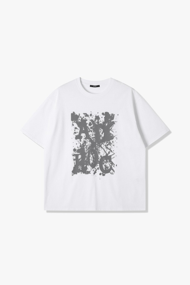 남성 베이직 물방울 아트웍 반팔 티셔츠(HB5ST16)는 부드러운 촉감의 면 혼방 소재로 제작되어 편안한 착용감을 선사합니다. 라이트베이지, 오프화이트, 블랙 세 가지 색상으로 출시되었으며, 봄, 여름, 가을 시즌에 활용하기 좋습니다. 레귤러핏에 신축성이 더해져 활동성을 높였으며, 물방울 패턴과 세미루즈 실루엣으로 베이직하면서도 세련된 스타일을 연출합니다.
