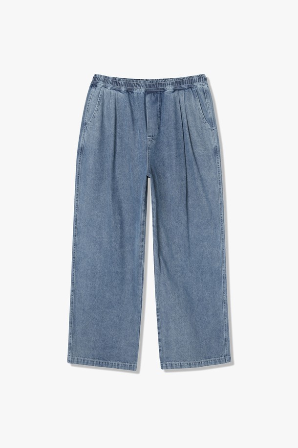 남성 데님 풀밴딩 와이드 팬츠(HB4DP04)는 부드러운 촉감의 레이온과 면 혼방 소재로 제작되어 편안한 착용감을 선사합니다. 구김이 적어 관리가 용이하며, 비침 걱정 없이 착용할 수 있습니다. 허리 턱 디테일과 와이드핏으로 캐주얼한 스타일을 연출하며, 봄, 여름, 가을, 겨울 사계절 모두 활용 가능합니다.
