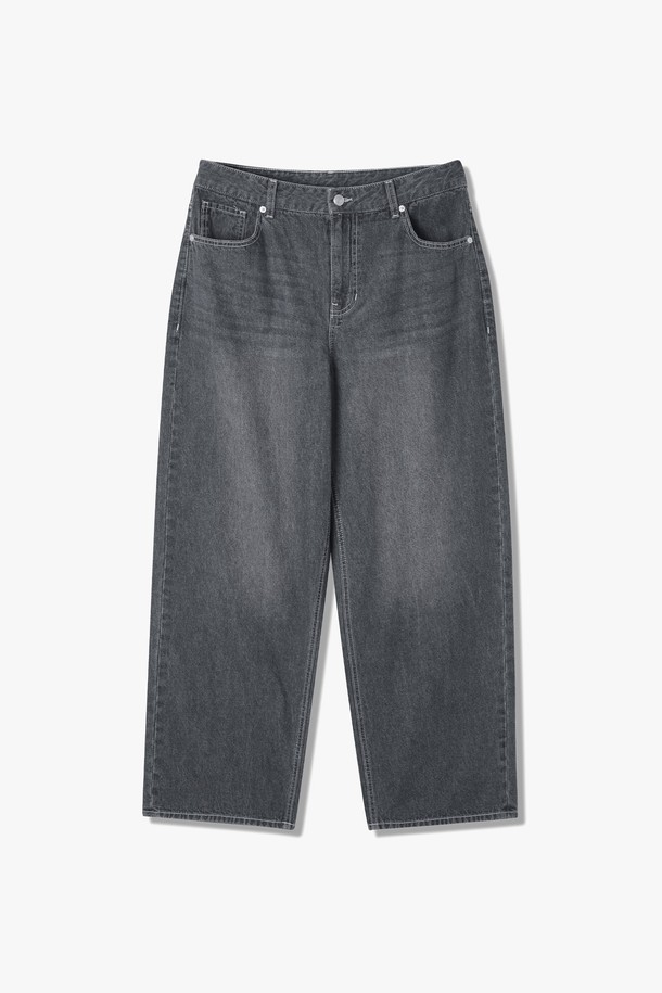 남성 세미 와이드핏 데님 팬츠(HB4DP05)는 봄, 여름, 가을 계절에 시원하게 착용하기 좋은 캐주얼 데님 팬츠입니다. LT-INDIGO와 GREY 두 가지 컬러로 출시되었으며, 얇고 가벼운 면 소재로 제작되어 청량감 있는 착용감을 선사합니다. 오각형 후면 포켓과 스티치 디테일이 돋보이는 디자인으로, 여유로운 세미 와이드핏이 편안함과 스타일을 동시에 만족시킵니다.
