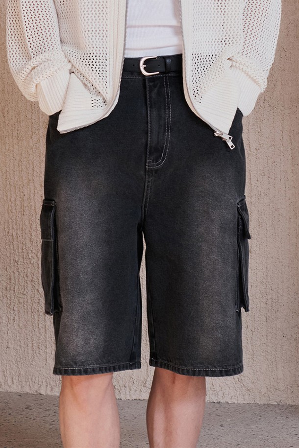 남성 버뮤다 카고 데님 쇼츠(HB4DH01)는 캐주얼한 스타일을 추구하는 남성을 위한 반바지입니다. 면과 폴리에스터 혼방 소재로 제작되어 편안한 착용감을 제공하며, 봄, 여름, 가을 세 계절 모두 활용 가능합니다. 넉넉한 루즈핏과 여유 있는 핏으로 활동성을 높였으며, 아웃포켓 디테일과 진청 워싱으로 워크웨어 무드를 더했습니다. 동네 마실룩, 여행룩, 휴가룩 등 다양한 TPO에 활용하여 개성 있는 스타일을 연출해보세요.
