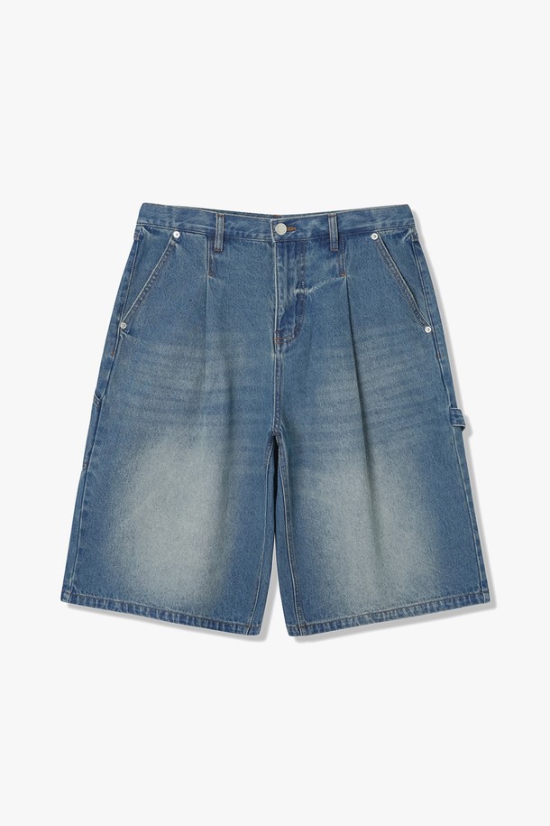 남성 버뮤다 카고 데님 쇼츠(HB4DH01)는 캐주얼하고 미니멀한 스타일을 추구하는 남성을 위한 반바지입니다. 봄, 여름, 가을 계절에 적합하며, 릴랙스 핏으로 편안한 착용감을 제공합니다. 면과 폴리에스테르 혼방 소재로 제작되어 활동성이 뛰어나며, 중간 두께감으로 다양한 상의와 매치하기 좋습니다. 3차원적 아우터 포켓 디테일과 카고 스타일이 더해져 실용성을 높였으며, 동네 마실룩, 여행룩, 휴가룩 등 폭넓게 활용 가능합니다. LT-INDIGO, BLACK 두 가지 색상으로 출시되었으며, 밝은 색상의 경우 비침이 있을 수 있습니다.
