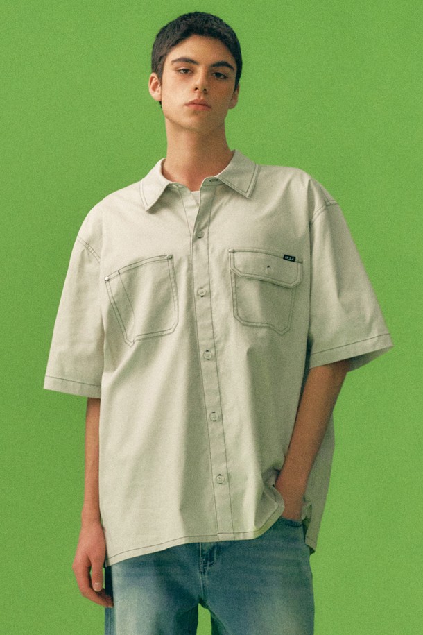 남녀공용 코튼 혼방 트윌 반팔 워크셔츠는 편안한 착용감과 스타일리시함을 동시에 만족시키는 아이템입니다. 부드러운 면, 폴리에스테르, 폴리우레탄 혼방 소재로 제작되어 흡습 기능과 부드러운 촉감을 제공합니다. 셔츠 칼라와 루즈핏 디자인은 캐주얼한 무드를 연출하며, 톤온톤 컬러의 'LT-BEIGE'와 'KHAKI' 두 가지 색상으로 출시되었습니다. 양쪽 포켓 디테일이 돋보이며, 여름철 동네 마실룩이나 여행룩, 또는 미니멀, 워크웨어 스타일을 즐기는 분들께 추천합니다. 세미 오버사이즈 핏으로 편안하게 착용 가능합니다.
