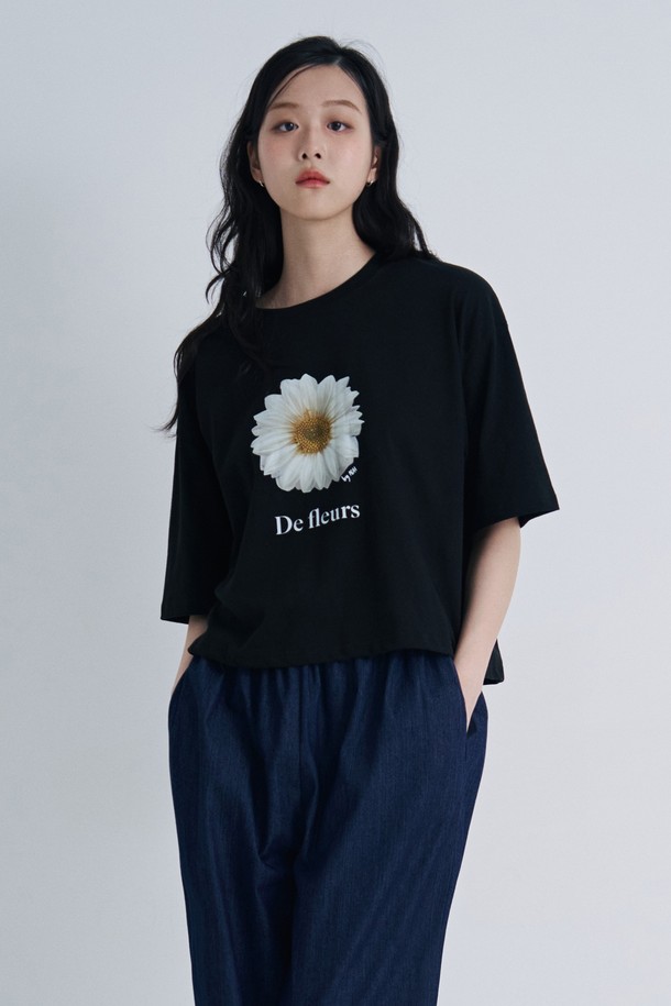 화사한 플라워 프린트가 돋보이는 여성 크롭 반팔 티셔츠입니다. 부드러운 면 소재로 제작되어 편안한 착용감을 선사하며, 봄, 여름 시즌 캐주얼룩에 유용합니다. 화이트와 블랙 두 가지 색상으로 출시되었으며, 밝은 컬러는 비침이 있을 수 있습니다.
