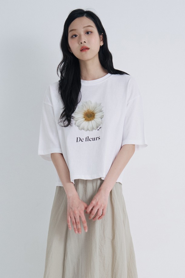 화사한 플라워 패턴이 돋보이는 여성 크롭 반팔 티셔츠입니다. 부드러운 면 소재로 제작되어 쾌적한 착용감을 선사하며, 봄, 여름 시즌 캐주얼룩에 잘 어울립니다. 라운드넥과 스탠다드핏으로 편안함과 스타일을 동시에 잡았으며, 얇은 두께감으로 비침이 있을 수 있습니다. 화이트와 블랙 두 가지 색상으로 만나보세요.
