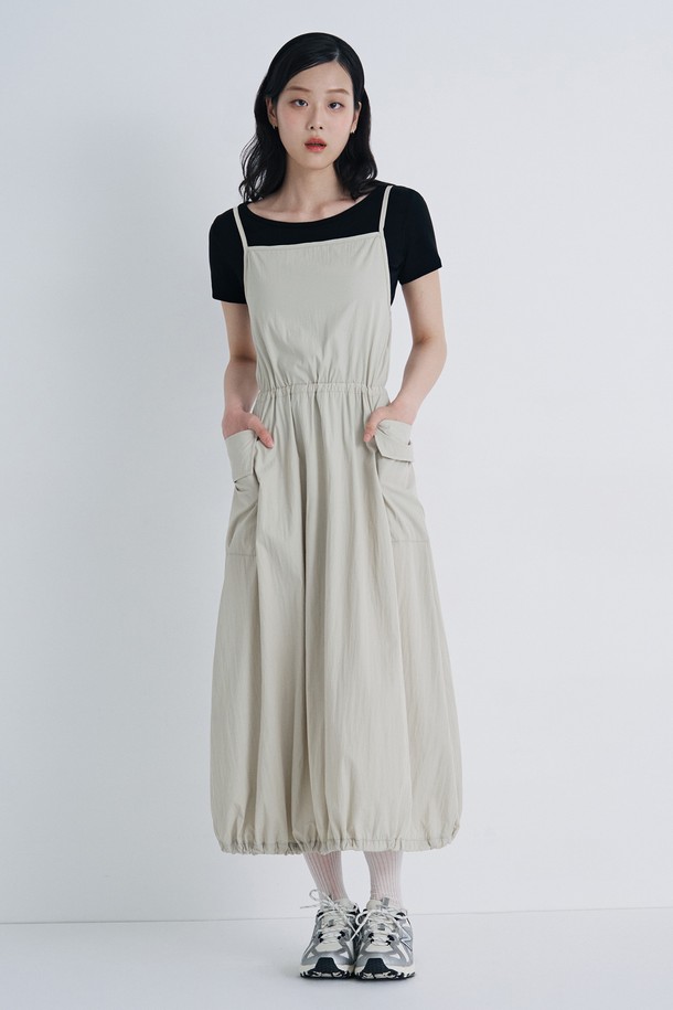 베이지와 블랙 두 가지 색상으로 출시된 여성 허리 스트링 아웃포켓 원피스입니다. 봄, 여름 시즌에 어울리는 얇은 두께의 면, 폴리에스테르 혼방 소재로 제작되었으며, 캐주얼하고 베이직한 스타일을 연출합니다. 스퀘어넥과 민소매 디자인으로 시원하며, 허리 스트링과 아웃포켓 디테일이 특징입니다. 티셔츠, 가디건, 점퍼와 코디하여 다양한 스타일을 연출할 수 있으며, 밝은 색상은 비침이 있을 수 있습니다.
