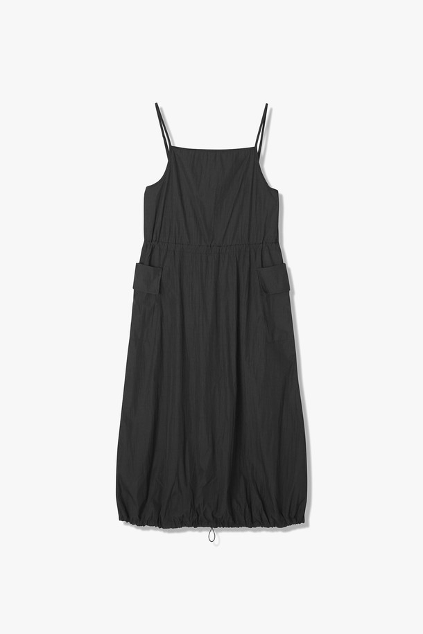 세련된 여성미를 더해줄 여성 허리 스트링 아웃포켓 원피스(HB5OP54)입니다. 부드러운 면과 폴리에스테르 혼방 소재로 제작되어 편안한 착용감을 선사하며, 허리 스트링으로 핏을 조절하여 다양한 스타일을 연출할 수 있습니다. 캐주얼한 데일리룩에 적합하며, 민소매 디자인과 스퀘어 넥 라인이 시원하고 세련된 분위기를 더합니다. 블랙, 베이지 두 가지 색상으로 출시되었으며, 밝은 색상은 이너웨어 착용을 권장합니다.
