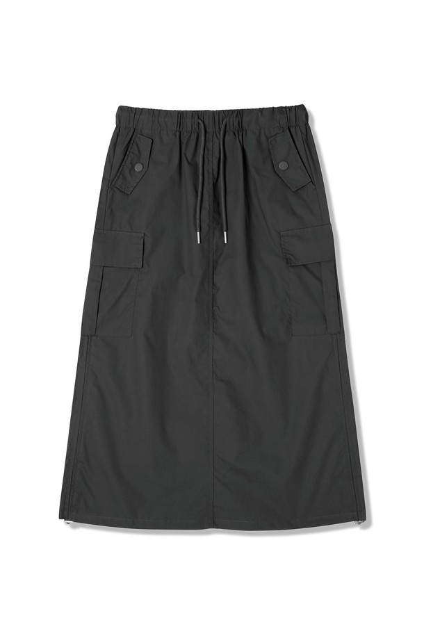 여성 옆주름 밴딩 카고 스커트(HB5SR51)는 면 소재의 부드러운 촉감이 돋보이는 스탠다드핏 A라인 스커트입니다. 허리 밴딩과 옆주름 디테일로 편안함과 스타일을 동시에 잡았으며, 차콜그레이와 블랙 두 가지 컬러로 출시되어 다양한 룩에 활용하기 좋습니다. 봄, 여름, 가을 일상에서 캐주얼하게 즐겨 입기 좋은 카고 스커트로, 실용적인 카고 포켓 디자인이 특징입니다.
