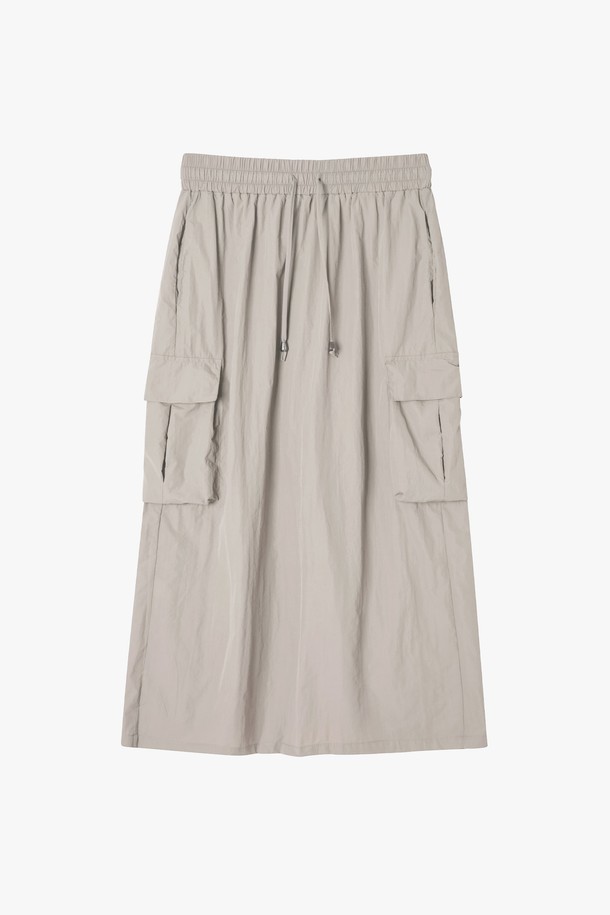가볍고 시원한 착용감의 여성 우븐 셋업 밴딩 카고 스커트입니다. 베이지와 카키 두 가지 색상으로 제공되며, 얇은 두께의 나일론 소재로 제작되어 봄, 여름, 가을 시즌에 활용하기 좋습니다. 밴딩 허리, A라인 핏, 카고 스타일 디자인으로 캐주얼하면서도 스트릿한 무드를 연출하며, 밝은 색상의 경우 시스루 디테일이 있습니다.
