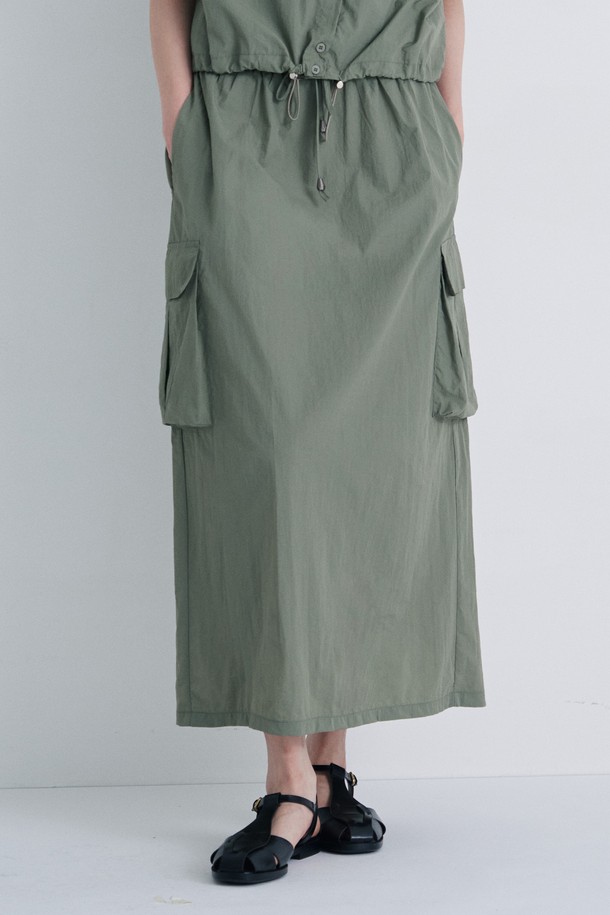 베이직한 디자인에 실용성을 더한 여성 우븐 셋업 밴딩 카고 스커트입니다. 가볍고 시원한 나일론 소재로 제작되어 봄, 여름 시즌 캐주얼하게 착용하기 좋습니다. 허리 밴딩과 A라인 핏으로 편안한 착용감을 선사하며, 카고 포켓 디테일로 포인트를 더했습니다.
