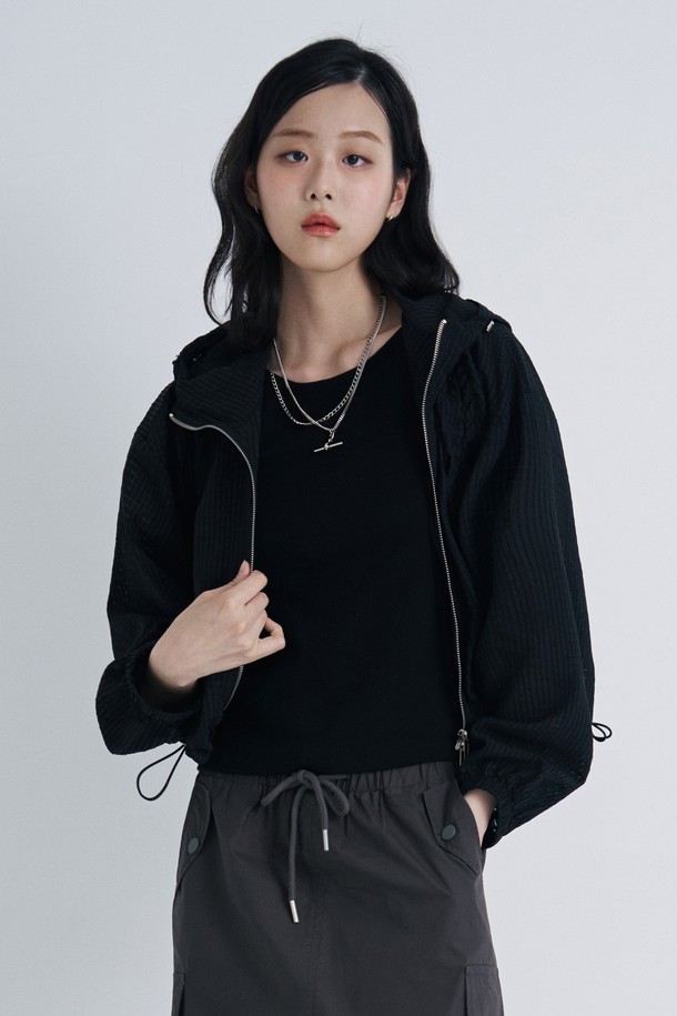 여성 패턴물 경량 후디 점퍼(HB5UJA6)는 화이트, 그레이, 블랙 세 가지 색상으로 출시된 캐주얼 스타일의 후디 점퍼입니다. 얇고 부드러운 폴리에스터 소재로 제작되어 봄, 여름, 가을 계절에 가볍게 걸치기 좋으며, 레귤러핏과 루즈핏 두 가지 핏으로 편안함을 제공합니다. 경량, 후드, 반투명 디자인에 집업 여밈 방식으로 실용성을 더한 제품입니다.
