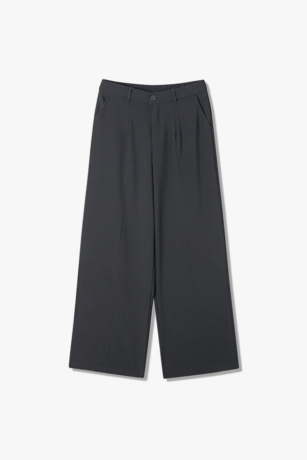 여성 뒷밴딩 와이드 팬츠(HB2LPA2)는 편안함과 스타일을 모두 갖춘 반바지입니다. 무지 디자인의 블랙 컬러로 어떤 상의와도 쉽게 매치하여 미니멀, 캐주얼, 클래식한 스타일을 연출할 수 있습니다. 뒷밴딩 처리로 편안한 착용감을 선사하며, 루즈핏 와이드 실루엣으로 활동성을 높였습니다. 일상생활뿐만 아니라 여행 시에도 유용하게 활용할 수 있는 아이템입니다. 봄, 여름 시즌에 시원하게 즐겨 입으세요.
