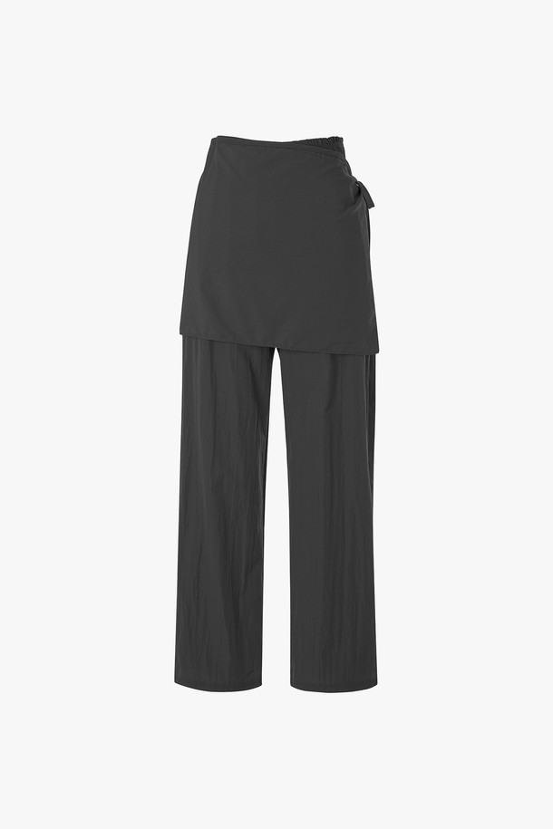 세련된 랩 스타일 디자인의 여성 와이드 팬츠입니다. 나일론과 폴리에스테르 혼방으로 제작되어 가볍고 부드러운 촉감을 선사하며, 레귤러 핏으로 편안한 착용감을 제공합니다. 그레이와 블랙 두 가지 색상으로 출시되었으며, 봄, 여름, 가을, 겨울 사계절 내내 데일리룩으로 활용하기 좋습니다. 스커트 디테일이 더해져 여성스러운 무드를 연출하며, 신축성이 있어 활동성을 높였습니다.
