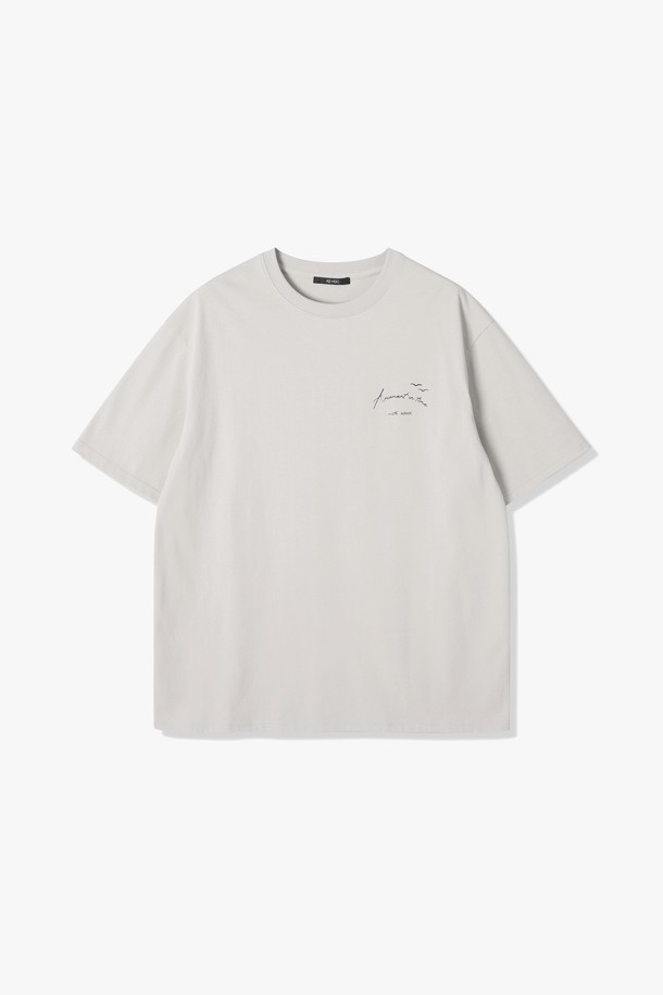 남성용 야자수 아트워크 반팔 티셔츠(HB5ST15)는 면과 폴리에스터 혼방 소재로 제작되었으며, 라이트베이지, 오프화이트, 블랙 색상으로 제공됩니다. 스탠다드핏의 라운드넥 디자인에 야자수 프린트가 돋보이며, 베이직한 스타일로 일상에서 편안하게 착용하기 좋습니다. 밝은 컬러는 약간의 비침이 있을 수 있으며, 여름철 이너로 활용하기 좋습니다.
