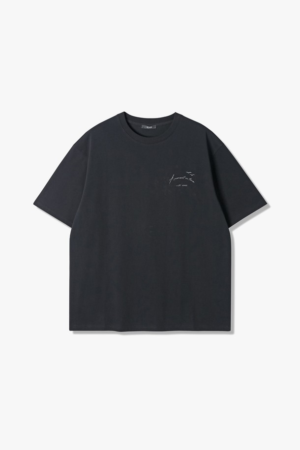 "남성 야자수 아트웍 반팔 티셔츠(HB5ST15)는 면과 폴리에스테르 혼방 소재로 제작되어 부드러운 촉감과 편안한 착용감을 제공합니다. 라운드넥과 레귤러핏 디자인에 세미 루즈한 스타일로, 봄, 여름, 가을 계절에 캐주얼하게 활용하기 좋습니다. LT-베이지, O-화이트, 블랙 세 가지 컬러로 출시되었으며, 야자수 아트웍 패턴이 돋보이는 반팔 티셔츠입니다."
