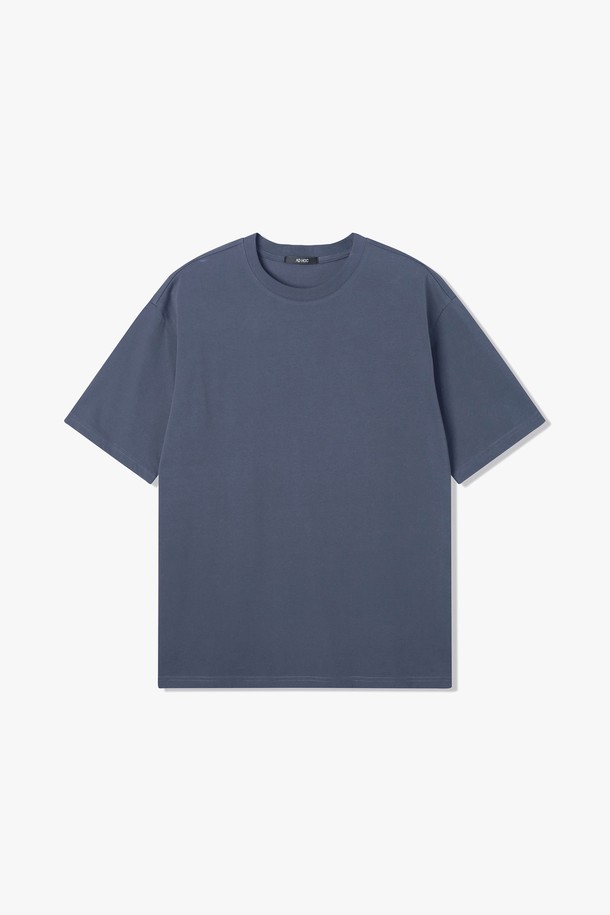 남성 베이직 쿨코튼 반팔 티셔츠(HB4ST33)는 시원하고 부드러운 착용감을 선사하는 여름철 필수 아이템입니다. 얇은 두께감과 냉감 기능의 면, 폴리에스터 혼방 소재로 제작되어 쾌적함을 유지하며, 은은하게 비치는 시스루 디테일이 특징입니다. 라운드넥과 레귤러핏 디자인으로 캐주얼, 미니멀, 클래식 등 다양한 스타일을 소화할 수 있습니다. 동네 마실룩, 여행룩 등 편안한 일상에 잘 어울리며, O-WHITE, CH-GREY, BROWN, DK-KHAKI 네 가지 베이직한 컬러로 만나보세요. 무지 디자인으로 어떤 하의와도 쉽게 코디할 수 있습니다.
