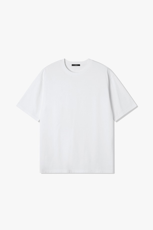 남성 베이직 쿨코튼 반팔 티셔츠(HB4ST33)는 시원하고 부드러운 착용감을 선사하는 남성용 반팔 티셔츠입니다. 얇은 두께의 쿨코튼 소재로 제작되어 봄, 여름, 가을까지 폭넓게 활용 가능하며, 뛰어난 냉감 기능으로 쾌적함을 유지해줍니다. 라운드넥의 레귤러핏 디자인으로 캐주얼, 미니멀, 클래식 등 다양한 스타일을 연출할 수 있습니다. O-WHITE, CH-GREY, BROWN, DK-KHAKI 4가지 무지 컬러로 출시되어, 어떤 옷에도 쉽게 매치할 수 있습니다. 일상생활은 물론, 동네 마실룩이나 산책룩으로 편안하게 착용하기 좋습니다. 밝은 색상은 비침이 있을 수 있습니다.
