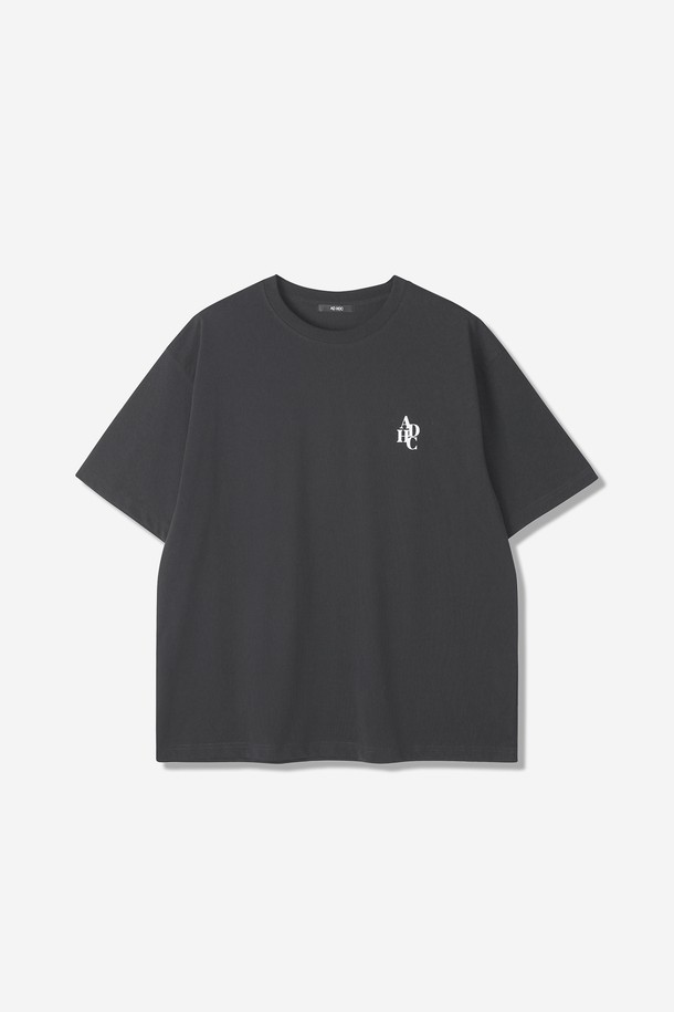 남성 알파켓 스몰로고 아트웍 반팔 티셔츠(HB6STB5)는 부드러운 촉감의 면, 폴리에스테르 혼방 소재로 제작되어 봄, 여름, 가을에 활용하기 좋은 아이템입니다. 베이직하고 캐주얼한 스타일의 라운드넥 반팔 티셔츠로, 레귤러핏과 릴랙스핏으로 편안하게 착용 가능하며, 블랙 컬러에 로고 아트웍 디테일이 돋보입니다. 얇은 두께감으로 가볍게 입기 좋고, 일상복으로 활용하기 좋습니다.
