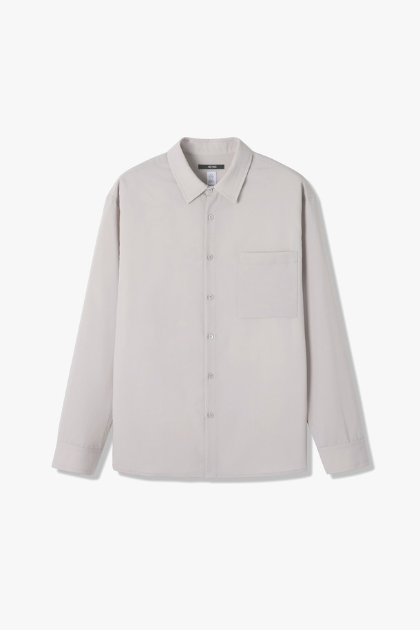 남성 원포켓 우븐 긴팔 셔츠(HB5LS12)는 베이직하고 캐주얼한 스타일을 원하는 남성을 위한 셔츠입니다. 봄, 여름, 가을 계절에 적합하며 라이트그레이와 블랙 두 가지 컬러로 출시되었습니다. 면과 폴리에스테르 혼방 소재로 제작되어 부드러운 촉감과 편안한 착용감을 제공합니다. 릴랙스 핏에 카라넥 디자인이며, 가슴 포켓 디테일로 포인트를 더했습니다. 구김이 적어 출근룩이나 비즈니스 캐주얼 스타일로 활용하기 좋습니다.
