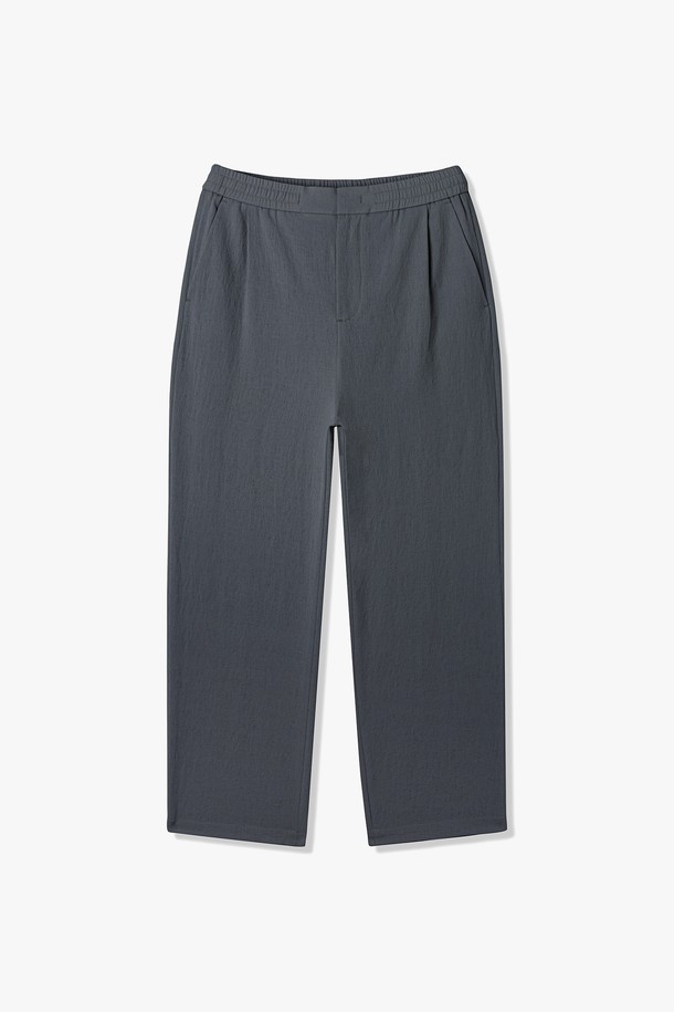 남성 풀밴딩 루즈 테이퍼드 팬츠(HB5LP11)는 편안함과 스타일을 동시에 잡은 남성용 바지입니다. 다크그레이와 라이트카키 두 가지 색상으로 출시되었으며, 사계절 내내 활용 가능한 실용적인 아이템입니다. 허리 전체 밴딩 처리로 벨트 없이도 편안하게 착용 가능하며, 루즈핏 테이퍼드 라인이 트렌디한 실루엣을 연출합니다. 면과 폴리에스터 혼방 소재로 부드러운 촉감을 선사하며, 캐 casualual 스타일과 미니멀한 스타일을 즐겨 입는 분들께 추천합니다. 동네 마실룩이나 여행룩 등 다양한 상황에서 활용할 수 있습니다.
