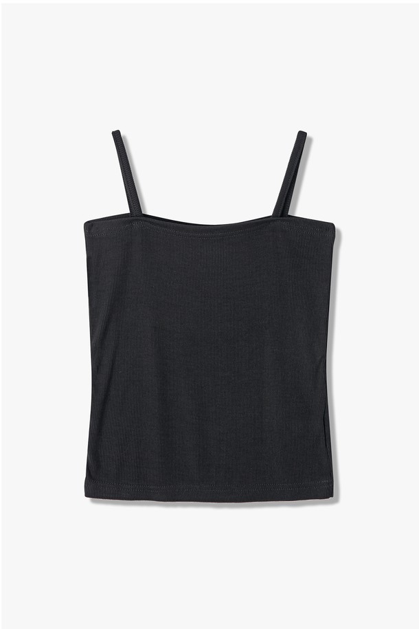 세련된 여성의 여름 스타일을 완성할 여성 슬리브리스 기본 이너티셔츠(HB6STA1)입니다. 부드러운 면 소재로 제작되어 얇고 시원한 착용감을 선사하며, 슬림핏과 스퀘어넥 디자인으로 여성스러운 실루엣을 연출합니다. 블랙 컬러의 무지 디자인에 크롭 기장과 스트랩 디테일이 더해져 어떤 옷에도 잘 어울리는 베이직 아이템입니다.
