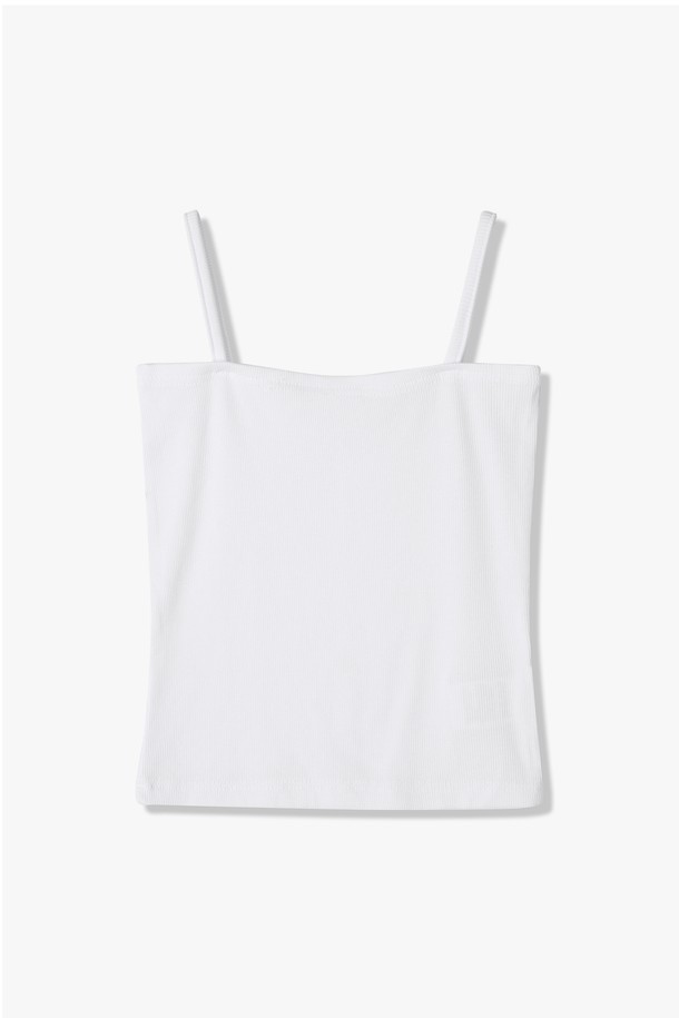 여성 슬리브리스 기본 이너티셔츠(HB6STA1)는 부드러운 면 소재로 제작되어 봄, 여름 시즌에 시원하게 착용하기 좋습니다. 슬림핏 디자인과 스퀘어넥, 크롭 기장으로 세련된 스타일을 연출하며, 베이직한 무지에 화이트 컬러로 어떤 옷에도 쉽게 매치할 수 있습니다. 얇은 두께감과 스트랩 디테일이 특징이며, 민소매 디자인으로 시원함을 더했습니다.
