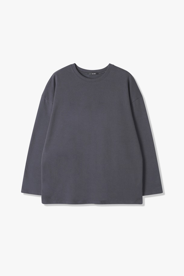 남성 오버핏 기본 긴팔 라운드 티셔츠(HBRLTA1)는 베이직 스타일의 남성용 티셔츠입니다. 면 35%, 폴리에스테르 65% 혼방 소재로 제작되어 부드러운 촉감을 선사하며, 봄, 여름, 가을 계절에 착용하기 좋습니다. 회색 컬러의 무지 디자인으로 어떤 옷에도 잘 어울리며, 넉넉한 오버핏으로 편안한 착용감을 제공합니다. 데이트룩, 동네 마실룩 등 캐주얼하고 미니멀한 스타일을 연출하기에 적합하며, 밝은 색상의 경우 약간의 비침이 있을 수 있습니다. 다양한 스타일링이 가능한 활용도 높은 아이템입니다.
