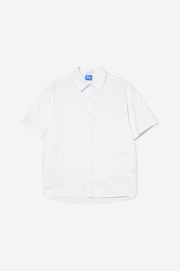 옥스포드 오버핏 반팔 셔츠[O-WHITE](UB4SS80_33)는 베이직하고 캐주얼한 스타일을 추구하는 남녀 모두에게 적합한 상의입니다. 면 소재의 얇은 두께감으로 봄, 여름 시즌에 시원하게 착용할 수 있으며, 레귤러 기장과 반소매 디자인으로 편안한 착용감을 제공합니다. 깔끔한 무지 디자인과 화이트 컬러는 어떤 스타일에도 쉽게 매치할 수 있으며, 출근룩과 비즈니스 캐주얼, 캐주얼, 미니멀, 클래식 스타일 연출에 활용하기 좋습니다. 옥스포드 원단 특유의 질감으로 고급스러움을 더한 오버핏 셔츠입니다.
