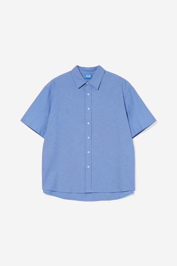 **옥스포드 오버핏 반팔 셔츠[BLUE](UB4SS80_43)**는 캐주얼하고 미니멀한 스타일을 추구하는 분들을 위한 셔츠입니다. 얇고 부드러운 면 소재로 제작되어 봄, 여름 시즌에 시원하게 착용하기 좋습니다. 무지 디자인에 오버핏으로 편안한 착용감을 선사하며, 카라넥과 반소매 기장으로 깔끔한 느낌을 줍니다. 시원한 블루 컬러는 어떤 스타일에도 잘 어울려 데일리 셔츠로 활용하기 좋습니다. 옥스포드 소재 특유의 고급스러운 질감이 돋보이는 제품입니다.
