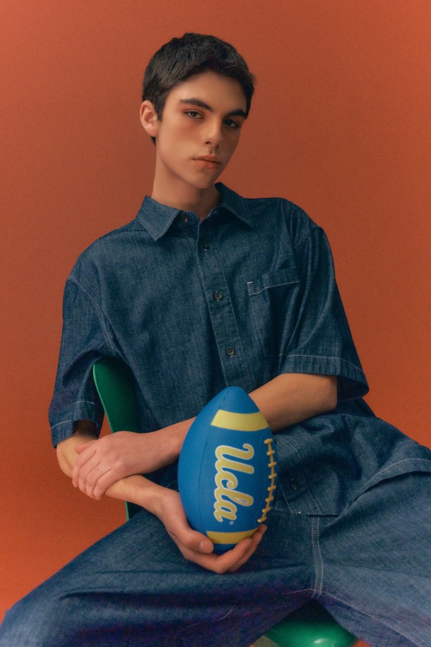 남녀공용 쿨프래쉬 세미 오버핏 경량 데님 반팔 셔츠[DP-INDIGO](UB5SS84_08)는 여름철 시원하고 스타일리시하게 연출할 수 있는 데님 반팔 셔츠입니다. 얇고 가벼운 데님 소재에 쿨프래쉬 기능을 더해 통기성이 뛰어나고, 세미 오버핏으로 편안한 착용감을 제공합니다. 캐주얼, 미니멀, 시티보이 스타일을 즐기는 분들께 추천하며, 여행룩이나 휴가룩으로도 활용하기 좋습니다. 인디고 컬러의 무지 디자인으로 어떤 스타일에도 쉽게 매치할 수 있습니다. 레귤러 기장으로 깔끔한 실루엣을 연출하며, 반소매 디자인으로 시원함을 더했습니다.
