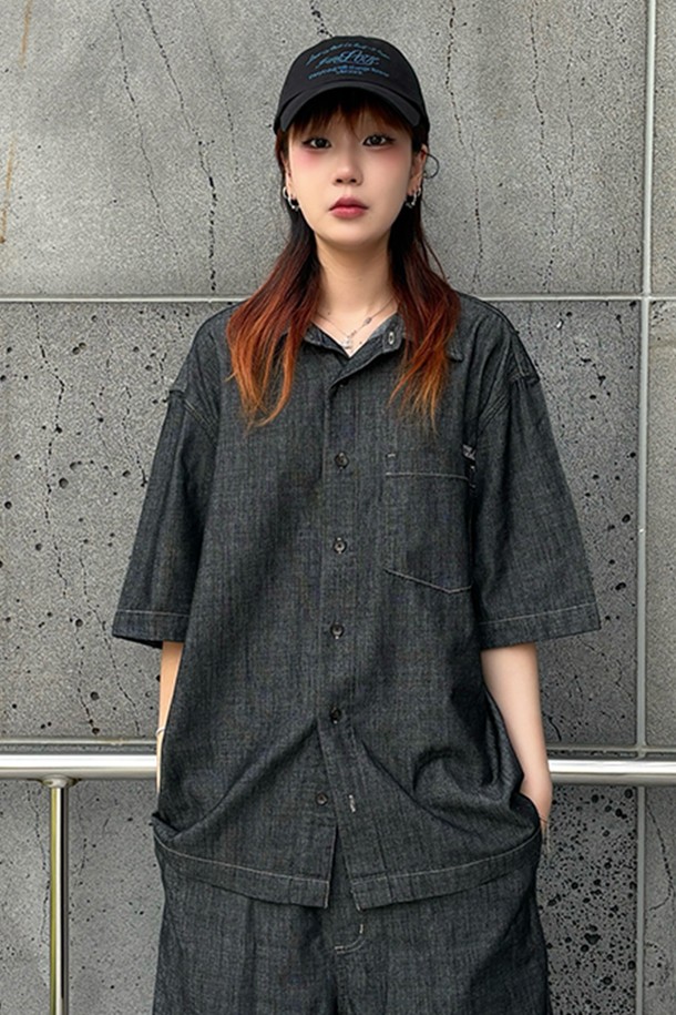 남녀공용 쿨프래쉬 세미 오버핏 경량 데님 반팔 셔츠[BLACK](UB5SS84_39)는 시원한 여름을 위한 필수템입니다. 가볍고 통기성이 뛰어난 데님 소재에 쿨프래쉬 기능까지 더해져 쾌적한 착용감을 선사합니다. 차이나 칼라 디자인과 무지 패턴으로 미니멀하고 캐주얼한 스타일을 연출하며, 여행룩과 휴가룩에 활용하기 좋습니다. 오버핏으로 편안함은 물론, 시티보이 스타일까지 완성할 수 있습니다. 블랙 컬러는 어떤 옷에도 잘 어울려 데일리 셔츠로 제격입니다.
