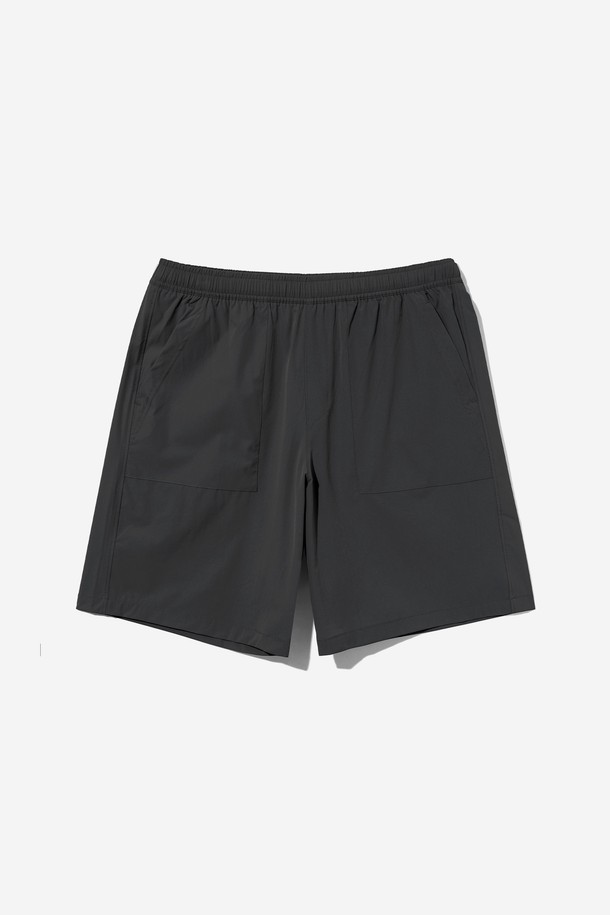 **남녀공용 나일론 스판 4부 풀밴딩 팬츠[BLACK](UB3SP95_39)**

일상, 휴가, 여행 등 다양한 TPO에 활용하기 좋은 남녀공용 4부 반바지입니다. 부드러운 촉감의 나일론 스판 소재로 제작되어 편안한 착용감을 선사합니다. 허리 전체가 밴딩 처리되어 활동성을 높였으며, 베이직하고 캐주얼한 스타일로 어떤 상의와도 쉽게 매치할 수 있습니다. 얇은 두께감으로 여름철 시원하게 착용 가능하며, 레귤러핏으로 편안한 핏을 제공합니다. 무지 디자인의 블랙 컬러로 미니멀한 스타일을 연출해보세요.
