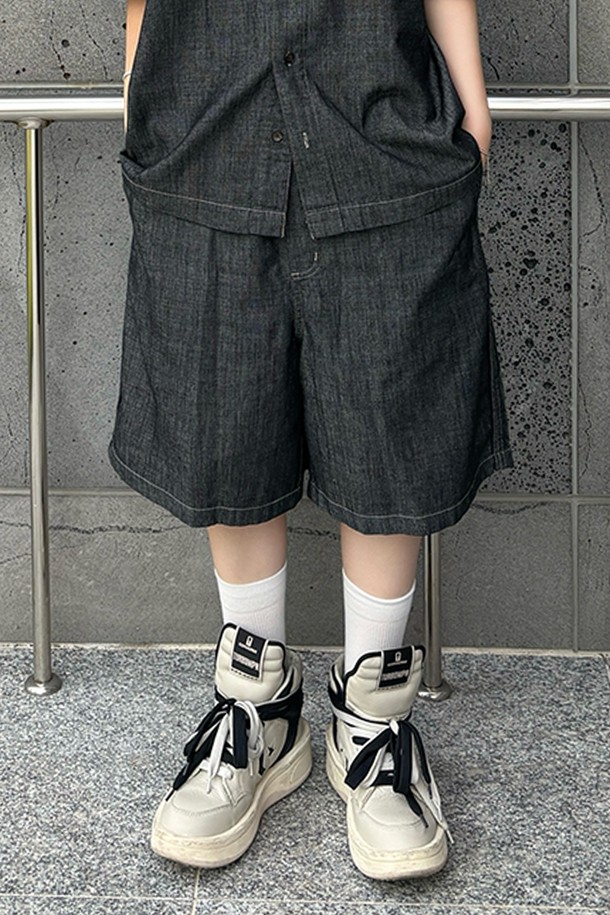 남녀공용 쿨프래쉬 풀밴딩 경량 데님 버뮤다 팬츠[BLACK] (UB5DH84_39)는 봄, 여름, 가을 시즌에 편안하게 착용할 수 있는 데일리 버뮤다 팬츠입니다. 부드러운 촉감의 레이온, 면, 폴리에스터 혼방 소재로 제작되어 가볍고 시원한 착용감을 제공합니다. 허리 전체가 밴딩 처리되어 활동성을 높였으며, 블랙 색상에 레귤러핏으로 캐주얼하고 베이직한 스타일을 연출합니다. 5부 기장으로 시원하며, 백 포켓 자수 디테일과 사이드 파이핑으로 포인트를 더했습니다. 동네 마실룩, 여행룩 등 다양한 TPO에 활용하기 좋은 아이템입니다.
