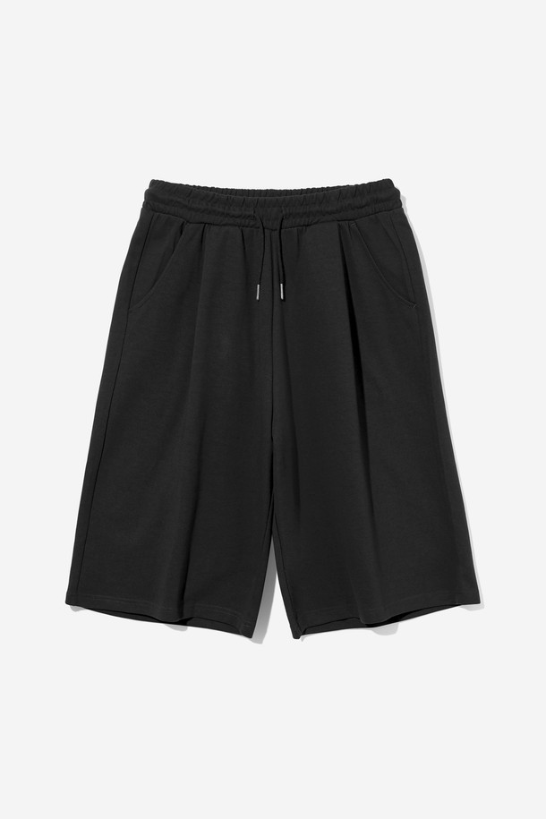 남녀공용 풀밴딩 버뮤다 팬츠입니다. 편안한 착용감을 선사하는 풀밴딩 디자인과 활동성을 높여주는 원턱 디테일이 특징입니다. 캐주얼하고 미니멀한 스타일로 여행룩, 휴가룩 등 다양한 TPO에 활용하기 좋습니다. 시원한 5부 기장과 블랙 컬러로 어떤 상의와도 쉽게 매치할 수 있으며, 봄, 여름 시즌에 적합합니다. 레귤러핏으로 제작되어 편안한 착용감을 제공합니다.
