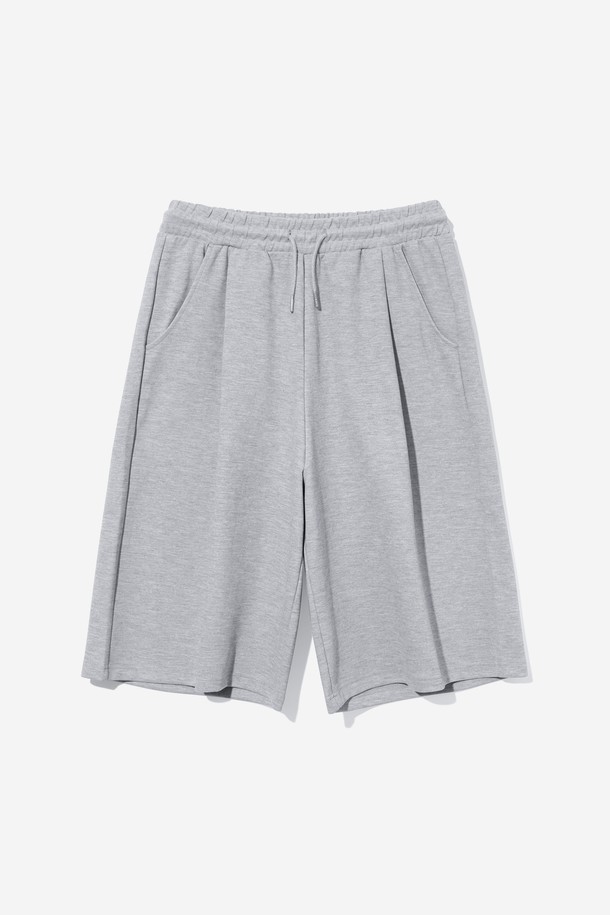 남녀공용 풀밴딩 버뮤다 팬츠입니다. 편안한 착용감을 선사하는 풀밴딩 디자인과 시원한 5부 기장으로 여름철 데일리룩에 제격입니다. 캐주얼한 무드의 그레이 컬러에 원턱 디테일을 더해 미니멀하고 시티보이 스타일을 연출하기 좋습니다. 휴가룩, 캠핑룩 등 다양한 TPO에 활용 가능하며, 루즈핏으로 편안함을 강조했습니다.
