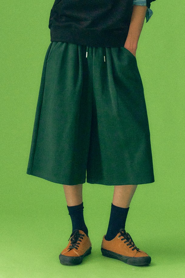 남녀공용 풀밴딩 원턱 버뮤다 팬츠[GREEN](UB5SP84_66)는 편안하고 스타일리시한 여름철 데일리룩을 완성해 줄 5부 기장의 바지입니다. 시원한 그린 컬러와 루즈핏 디자인으로 캐주얼, 미니멀, 시티보이 스타일을 연출하기 좋습니다. 허리 전체가 밴딩 처리되어 편안한 착용감을 제공하며, 원턱 디테일이 돋보이는 디자인입니다. 휴가룩이나 여행룩으로 활용하기에 적합하며, 무지 디자인으로 다양한 상의와 손쉽게 매치할 수 있습니다. 
