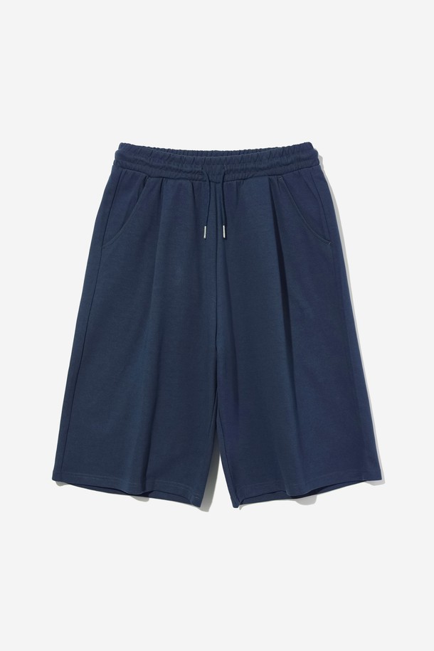 다크블루 색상의 남녀공용 풀밴딩 원턱 버뮤다 팬츠입니다. 넉넉한 루즈핏으로 편안한 착용감을 선사하며, 여름철 캐주얼, 미니멀, 리조트 스타일을 연출하기 좋습니다. 여행, 휴가, 바캉스룩에 활용하기 좋은 5부 기장의 버뮤다 팬츠는 무지 디자인으로 어떤 상의와도 쉽게 매치됩니다. 풀밴딩 허리 디자인과 원턱 디테일로 활동성을 높였습니다.
