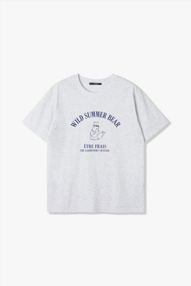 여성 베어 프린트 반팔 티셔츠(HB5ST52)는 시원한 여름을 위한 캐주얼 스타일의 반팔 티셔츠입니다. 부드러운 면 소재로 제작되어 얇고 편안한 착용감을 선사하며, 귀여운 베어 캐릭터 프린트가 돋보입니다. 레귤러 핏과 라운드넥 디자인에 크롭 기장으로, 다양한 하의와 매치하여 개성 있는 스타일을 연출할 수 있습니다.
