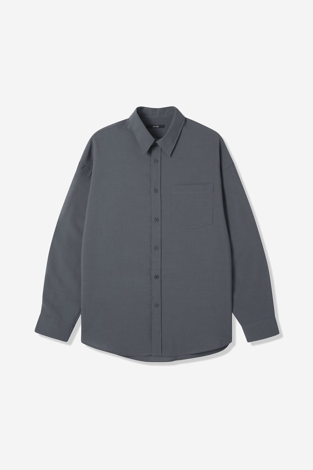 남성 싱글 포켓 우븐 긴팔 셔츠(HB5LS15)는 베이직 스타일의 남성 셔츠입니다. 차콜그레이, 블랙, 카키, 다크그린 4가지 색상으로 출시되었으며, 봄, 여름, 가을 계절에 착용하기 좋습니다. 얇고 부드러운 폴리에스테르 소재로 제작되어 편안한 착용감을 제공하며, 주름 방지 기능이 있어 관리가 용이합니다. 넉넉한 오버핏과 루즈핏으로 제작되어 활동성을 높였으며, 카라넥과 주머니 디테일로 포인트를 더했습니다. 출근룩 및 비즈니스 캐주얼, 미니멀, 클래식, 캐주얼 스타일을 즐겨 입는 남성에게 추천합니다.
