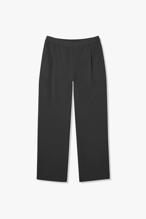 남성 풀밴딩 세미 와이드핏 팬츠(HB5LP12)는 편안함과 스타일을 모두 갖춘 블랙 컬러의 사계절용 바지입니다. 풀밴딩 디자인으로 허리 부분의 조임 없이 편안한 착용감을 제공하며, 세미 와이드핏으로 트렌디한 핏을 연출합니다. 일상복으로 활용하기 좋으며, 캐주얼, 미니멀, 클래식 스타일을 즐겨 입는 남성분들께 추천합니다. 출근룩이나 데이트룩으로도 손색없는 활용도 높은 아이템입니다. 무지 디자인으로 어떤 상의와도 쉽게 매치할 수 있습니다.
