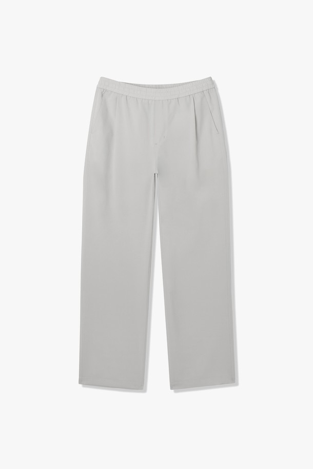 남성 풀밴딩 세미 와이드핏 팬츠(HB5LP12)는 부드러운 촉감의 면과 폴리에스터 혼방 소재로 제작되어 편안한 착용감을 선사합니다. 허리 전체가 밴딩 처리되어 벨트 없이도 편안하게 착용 가능하며, 입체적인 실루엣을 연출합니다. 구김이 잘 가지 않는 원단으로 제작되어 관리가 용이하며, 블랙(BLACK)과 LT-GREY 두 가지 색상으로 출시되었습니다. 비즈니스 캐주얼, 출근룩, 오피스룩 등 다양한 TPO에 활용하기 좋은 세미 와이드핏 팬츠입니다. 미니멀하고 클래식한 스타일을 추구하는 남성분들에게 적합합니다.
