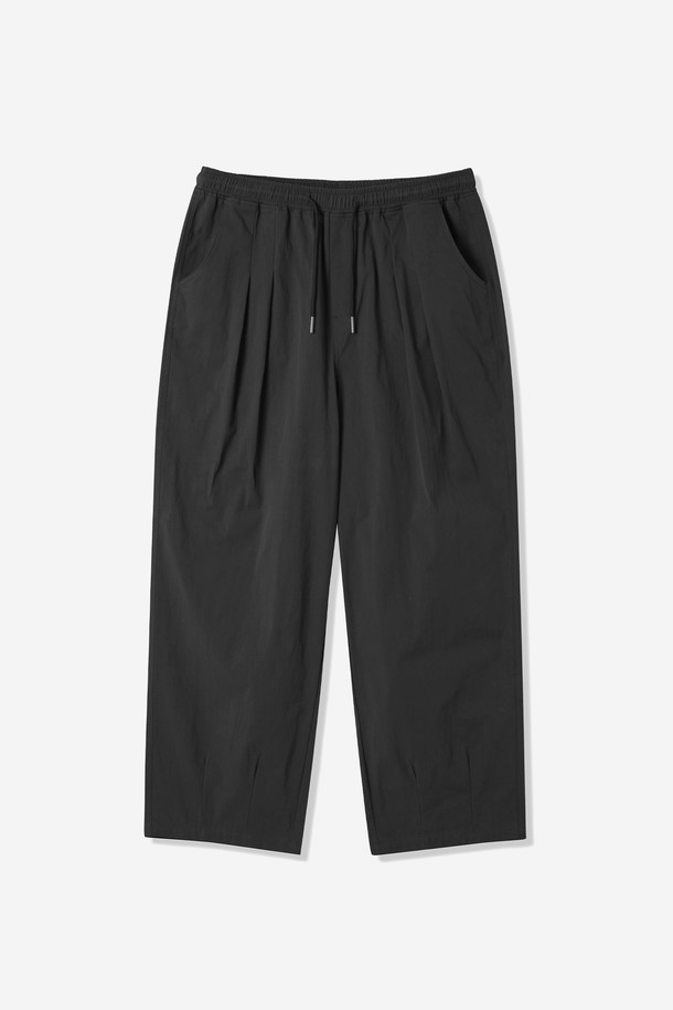 남성 투턱 벌룬핏 밴딩팬츠(HB5LP25)는 캐주얼한 스타일을 연출하기 좋은 벌룬핏 팬츠입니다. 블랙과 카키 두 가지 색상으로 출시되었으며, 봄, 여름, 가을, 초겨울까지 활용 가능한 4계절 아이템입니다. 나일론과 면 혼방 소재로 제작되어 부드러운 촉감과 편안한 착용감을 제공하며, 주름 방지 기능이 있어 관리가 용이합니다. 허리 밴딩과 릴랙스핏으로 활동성을 높였으며, 투턱 디자인이 특징입니다. 동네 마실룩, 겨울 데일리룩 등 다양한 TPO에 활용할 수 있습니다.
